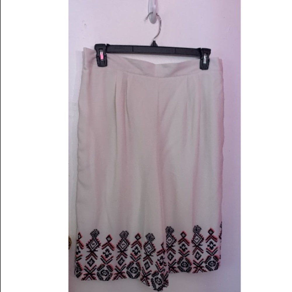 Soft White Printed Capri pants